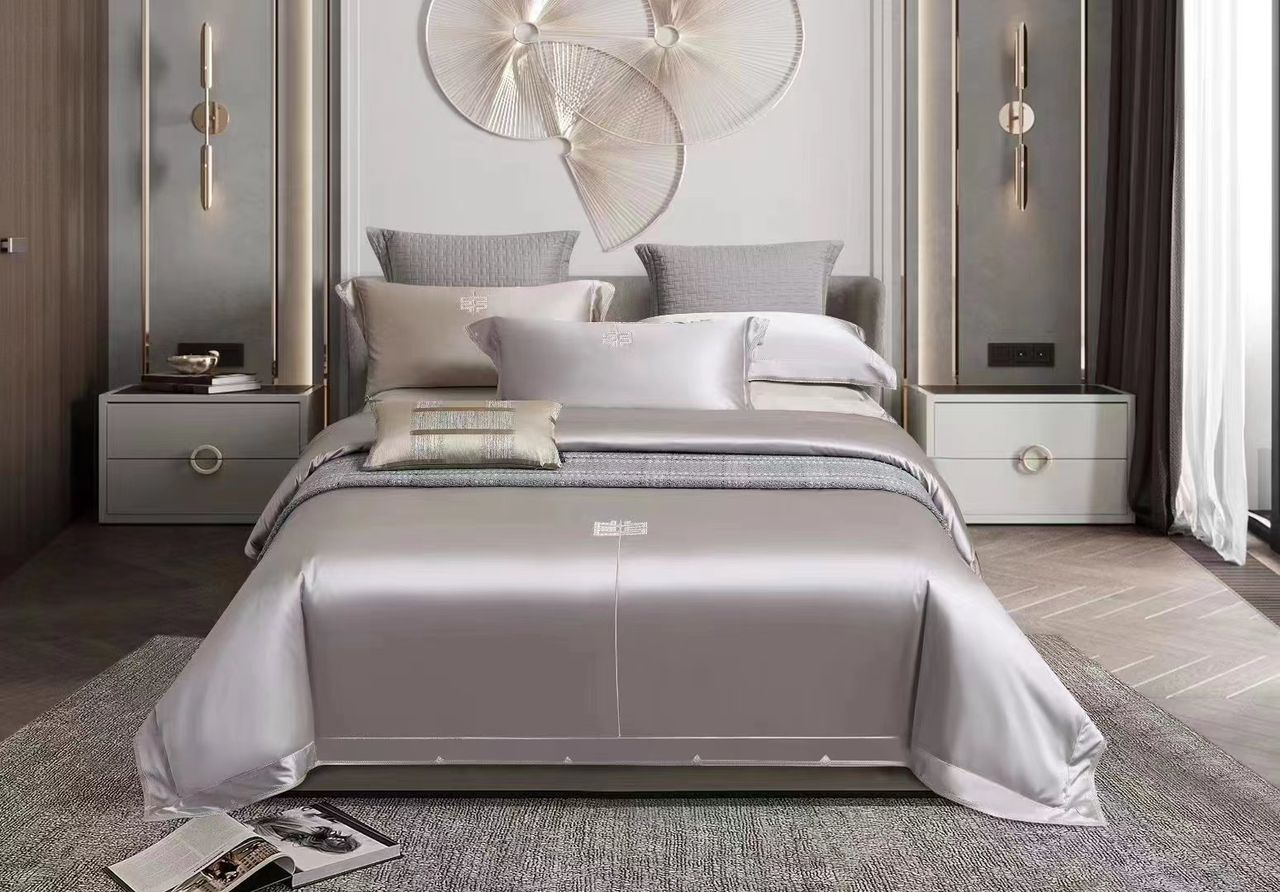 8pcs Cottonsilk duvet set- duvet, bedsheet, 4 pillow case 2 jumbo throwpillows (1) 8pcs Cotton/silk duvet set- duvet, bedsheet, 4 pillow case 2 jumbo throwpillows - Image 1